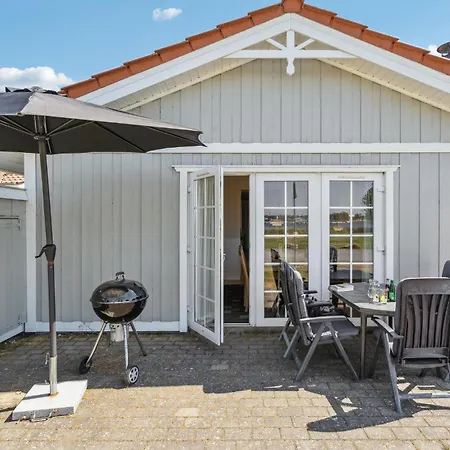 4 Bedroom Stunning In Casa vacanze Gråsten